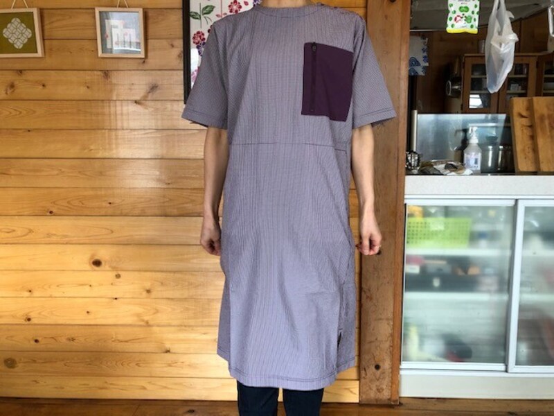 ワークマンの「レディース撥水ワンピースギンガム」は、身長160cmの女性で膝がすっぽり隠れる長さ