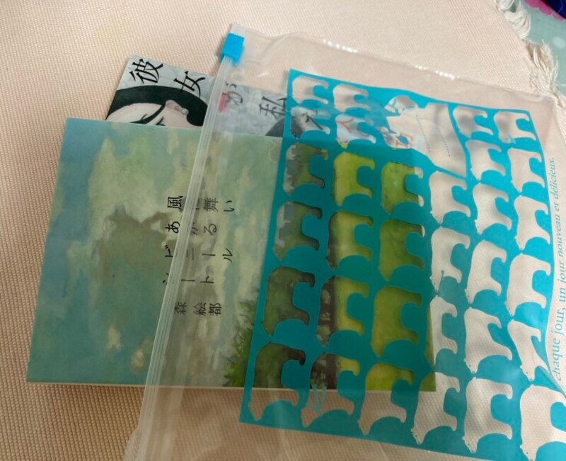 文庫本2冊、ちょうどよく入ります