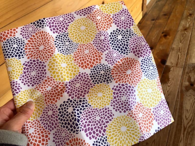 ダイソーの「mtリメイクシートSOUSOU 菊づくし」はポップな菊が印象的