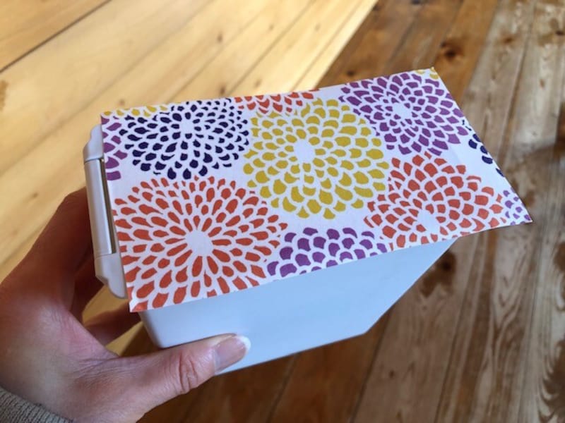 ふたのサイズに合わせてダイソーの「mtリメイクシートSOUSOU 菊づくし」をカットして貼っていく