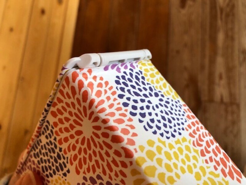 ふたの接続分に注意をしながらダイソーの「mtリメイクシートSOUSOU 菊づくし」を貼ろう