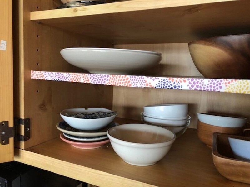 ダイソーの「mtリメイクシートSOUSOU 菊づくし」をキッチンの棚に貼る