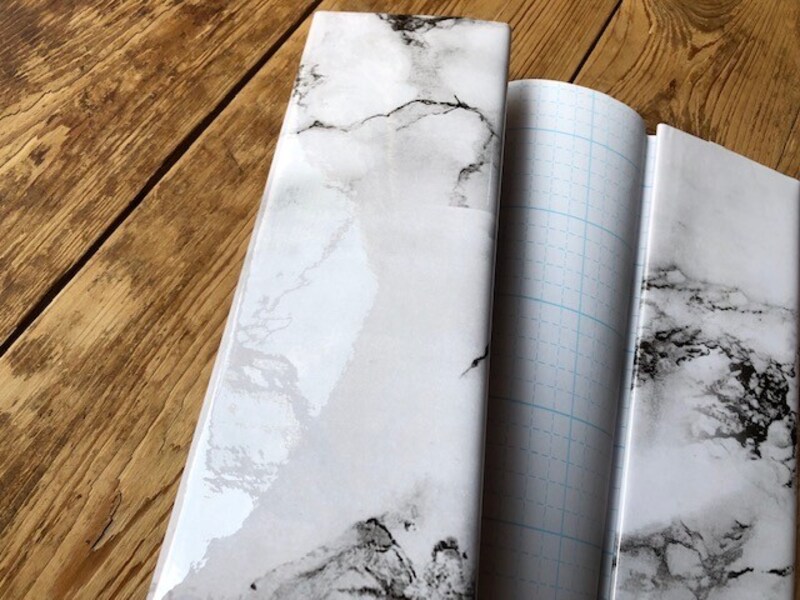 ダイソーの「リメイクシート　大理石柄　ホワイト」は表面がツルッとしている