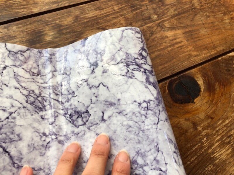ダイソーの「リメイクシート【大理石風】光沢タイプ」は光沢があってツルツルしている