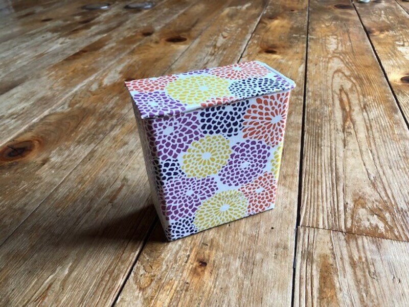 ダイソーの「mtリメイクシートSOUSOU 菊づくし」を貼ったゴミ箱