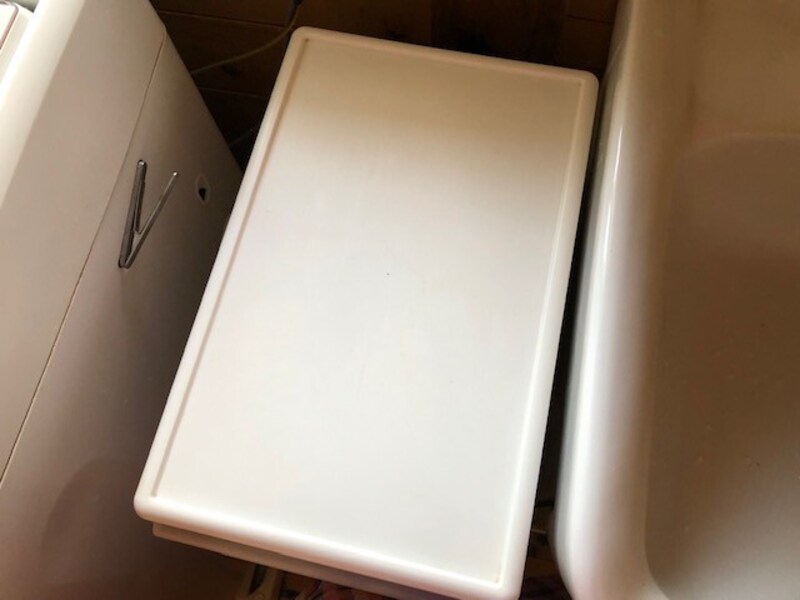 ダイソーの「大理石柄リメイクシート(ホワイト)」を収納ケースの天板に貼る