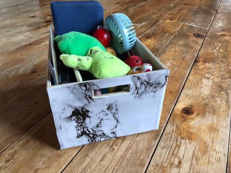 ダイソーの「大理石柄リメイクシート(ホワイト)」を収納ボックスの見える部分に貼る