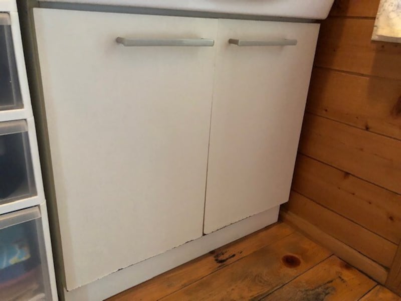 洗面台の扉の汚れ隠しに。