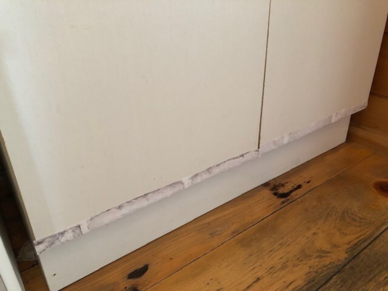 汚れが目立つ部分にダイソーの「大理石柄リメイクシート(ホワイト)」を貼る