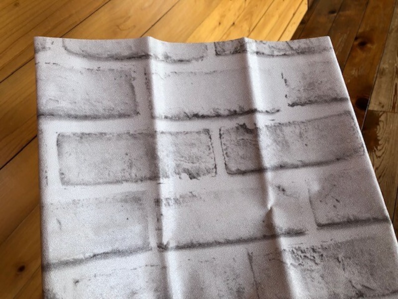 「リメイクシート レンガ調 ホワイト」は表面は少しざらざらしている