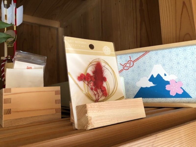 筆者の家では神棚に飾っている