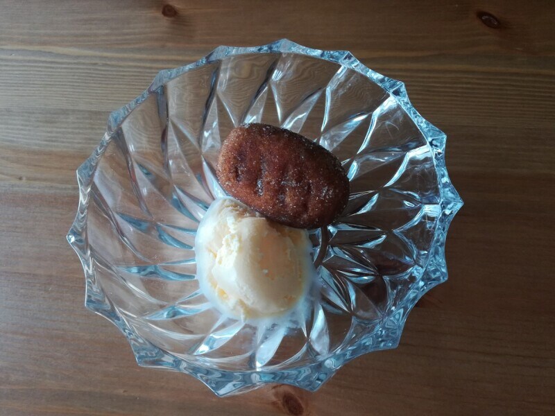 業務スーパーの「訳あんドーナツ」のバニラアイス添え