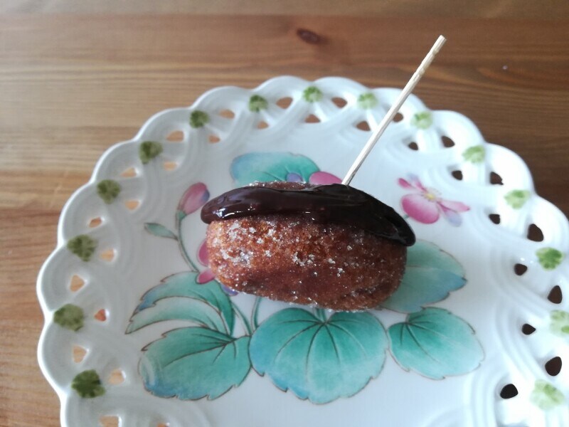 業務スーパーの「訳あんドーナツ」のチョコソースがけ