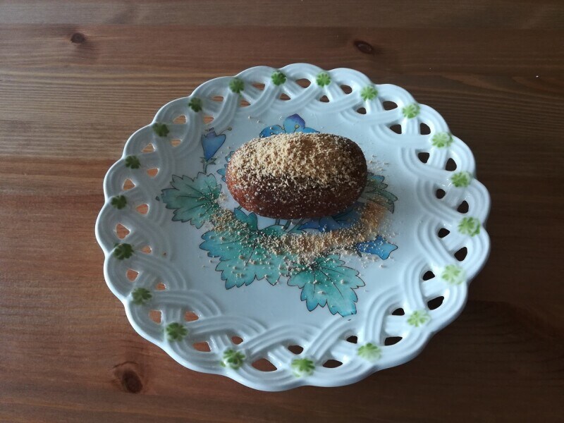 業務スーパーの「訳あんドーナツ」のきな粉がけ