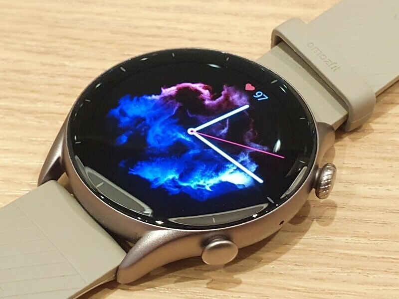 1.39インチのHD AMOLEDディスプレイ