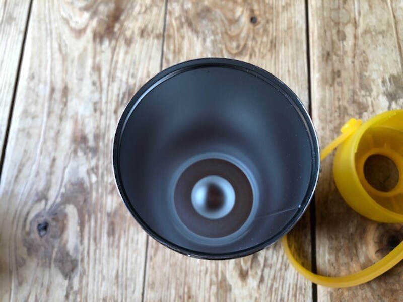 ワークマンの「真空保冷ペットボトルホルダー」のふたをとる