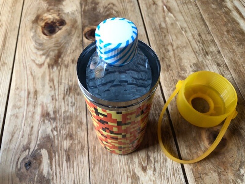 ワークマンの「真空保冷ペットボトルホルダー」に500mlのペットボトルを入れる