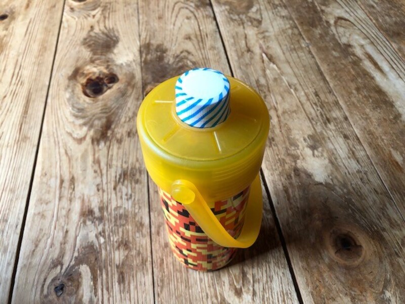 ワークマンの「真空保冷ペットボトルホルダー」のふたをする