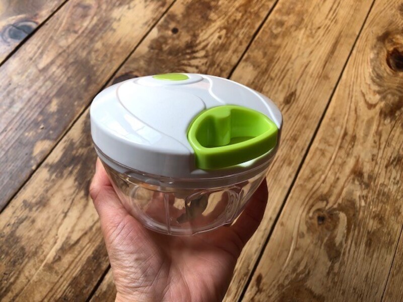 ダイソーの「ハンドル野菜カッター」は手のひらに乗せられるくらいの大きさ