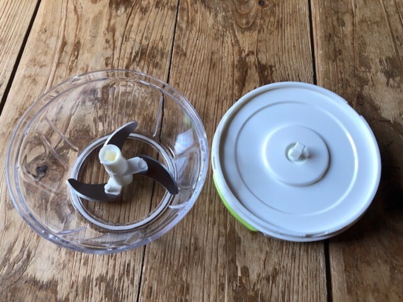 ダイソーの「ハンドル野菜カッター」のボウルに刃をセット