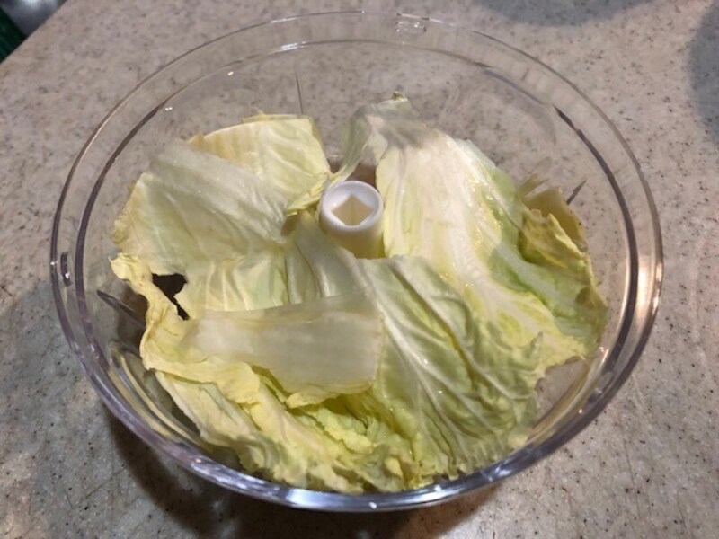 白菜もダイソーの「ハンドル野菜カッター」で細かくできる