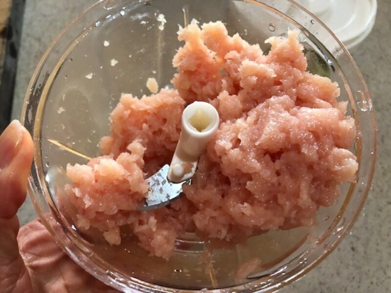 ダイソーの「ハンドル野菜カッター」を振って均等にする