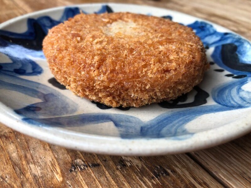 ファミリーマートの「厚切りハムカツ」横から見ても厚みがわかる