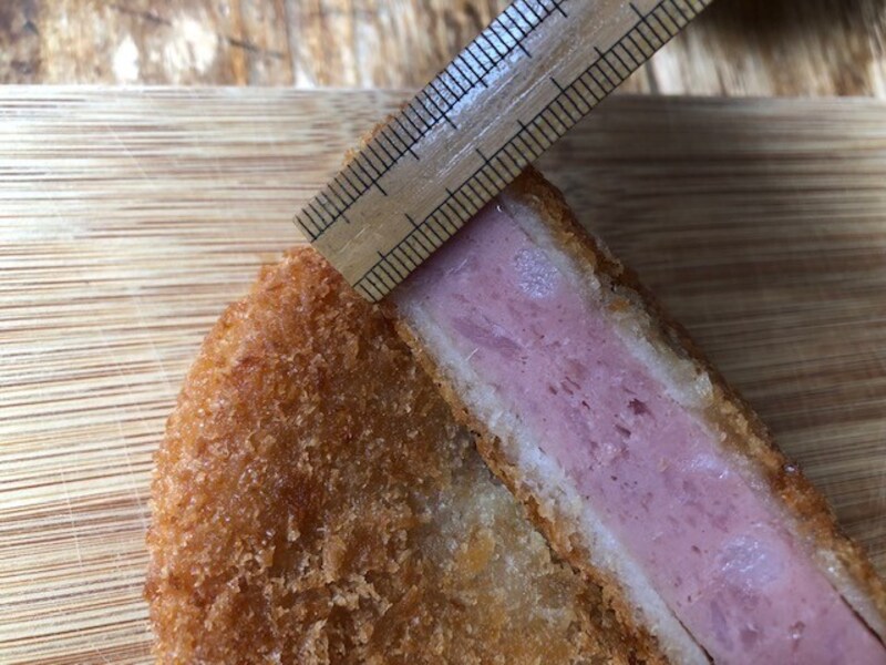 ファミリーマートの「厚切りハムカツ」のハムの厚さは約2cm