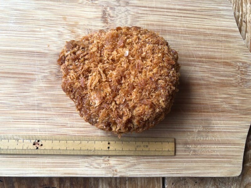 ファミリーマートの「ジューシーメンチカツ」は約9cm