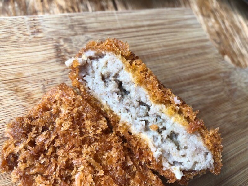 ファミリーマートの「ジューシーメンチカツ」は肉汁がしみ出てくる