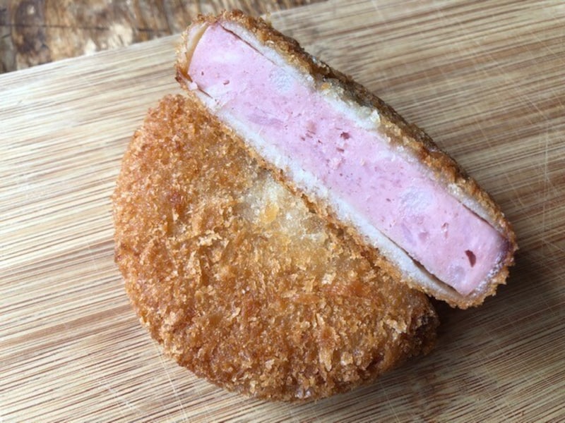 ファミリーマートの「厚切りハムカツ」のボリュームのあるハム