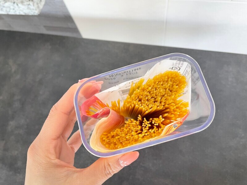 パスタは袋のまま入れると便利