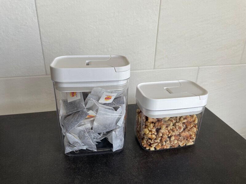 画像左：紅茶のティーバッグ、画像右：クルミ