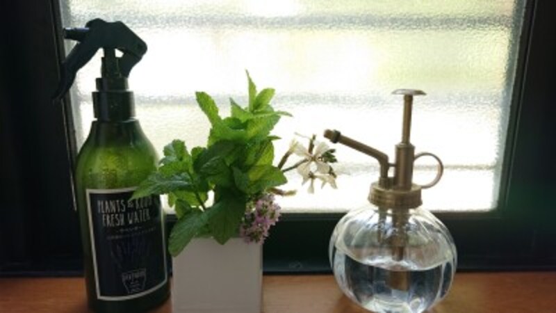 手作りのアロマ＆消臭スプレー 「クエン酸＋水＝200ml」と「精油　合計25滴」を混ぜて作る。 「精油は、ペパーミント10滴、ローズウッド（ラベンダー）５滴、ベルガモット（ライム）10滴」 クエン酸で尿の汚れや臭いに対処し、同時に爽やかな香りとリラックス効果の高い香りをブレンドしたアロマを楽しむ。　