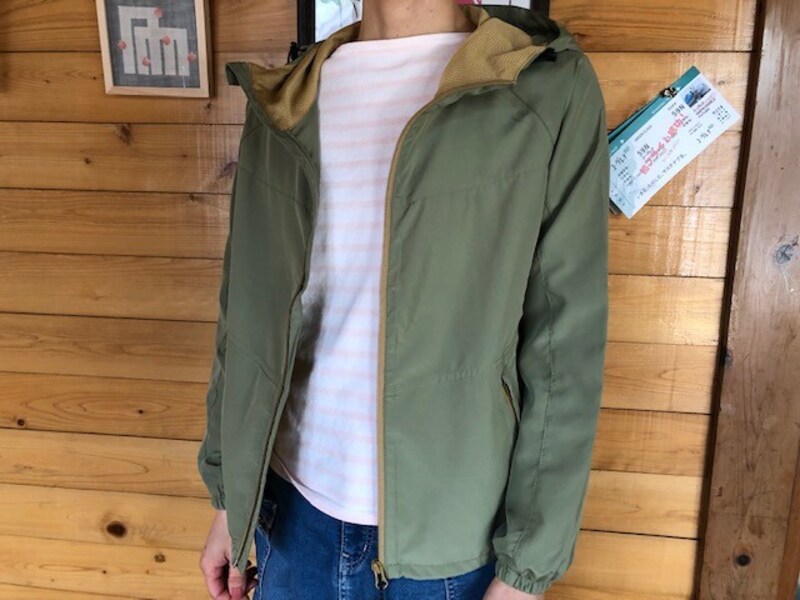 ワークマンの「高撥水シェルジャケット」の中にピンク系のバスクシャツを着る