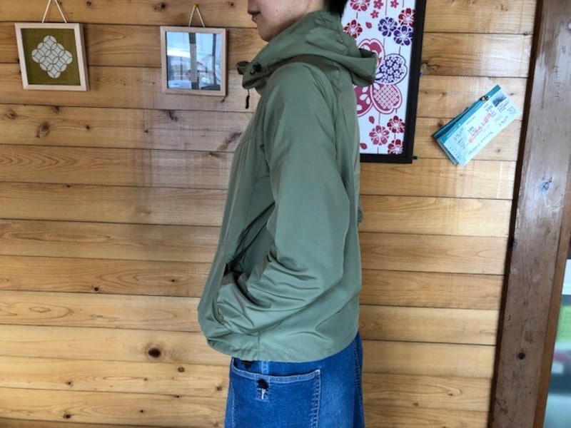 身長160cmの女性着用。丈や袖丈はちょうど良い