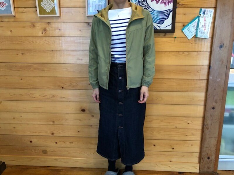 ワークマンの「高撥水シェルジャケット」とデニムのスカート
