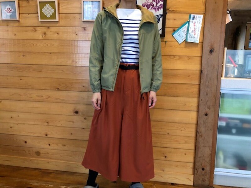 ワークマンの「リラックスUVガウチョパンツ」（色はテラコッタ）と合わせる