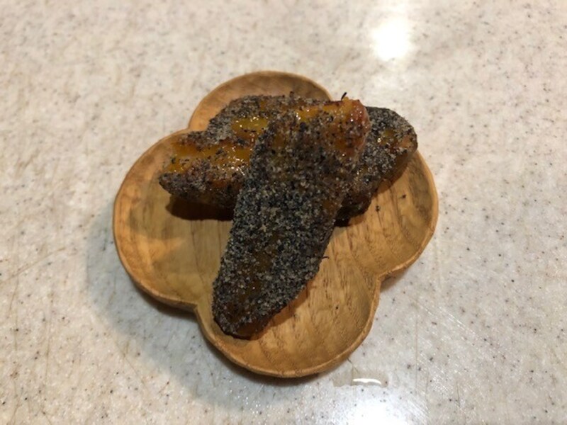 ファミリーマートの「お芋やさんが作ったカリホク大学いも」にすりごまをかける