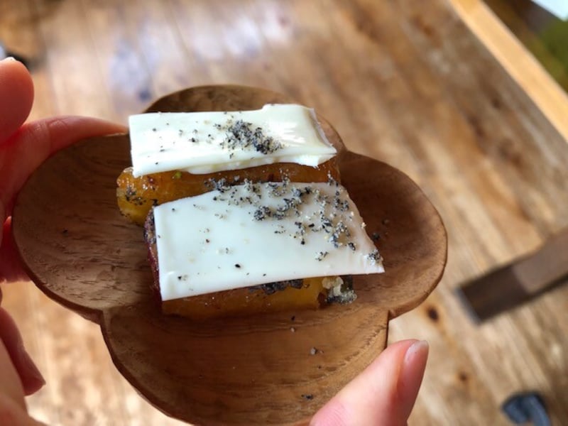 ファミリーマートの「お芋やさんが作ったカリホク大学いも」にすりごまをかけ、さらにチーズをプラス