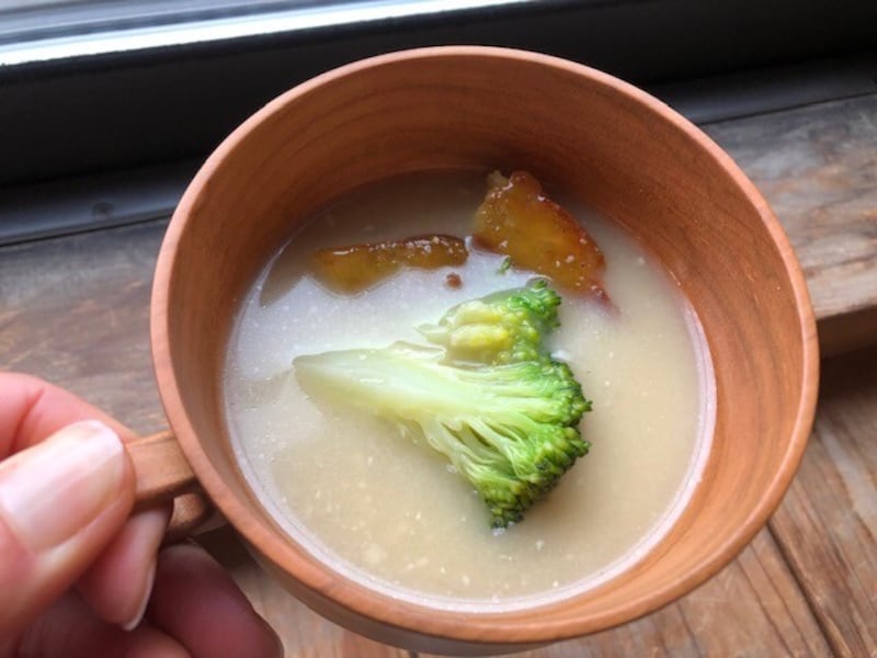 ファミリーマートの「お芋やさんが作ったカリホク大学いも」を味噌汁に入れる