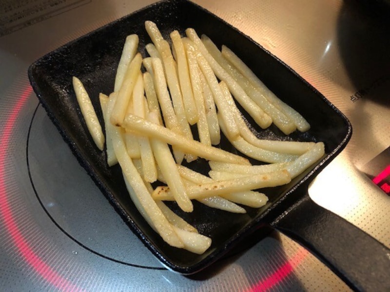 フライパンで焼くと表面がカリカリになる