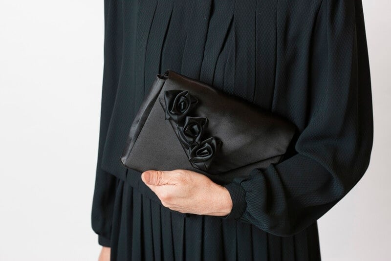 基本は布製で小ぶりの黒のハンドバッグです。また光沢のない黒や、金具がついていないものでも大丈夫。