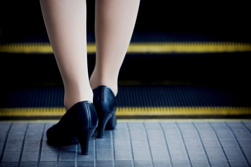 喪服には、シンプルで飾りのない、そして光沢のない黒いパンプスが基本。