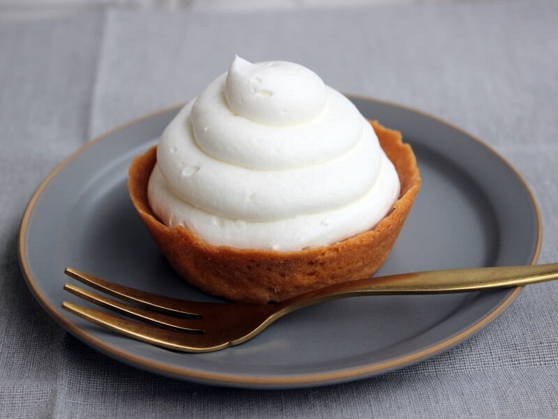 たっぷりクリームとフルーツのタルト