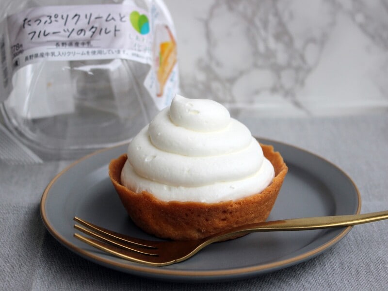 たっぷりクリームとフルーツのタルト