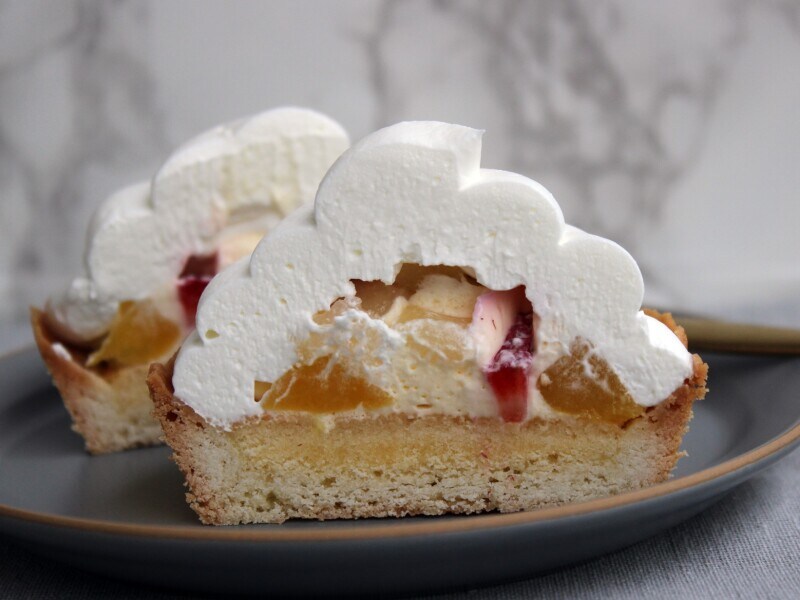 たっぷりクリームとフルーツのタルト