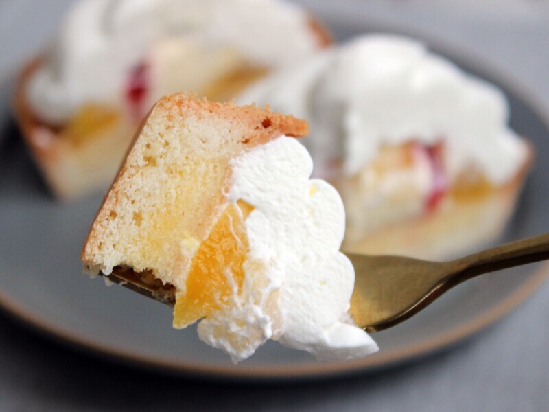 たっぷりクリームとフルーツのタルト