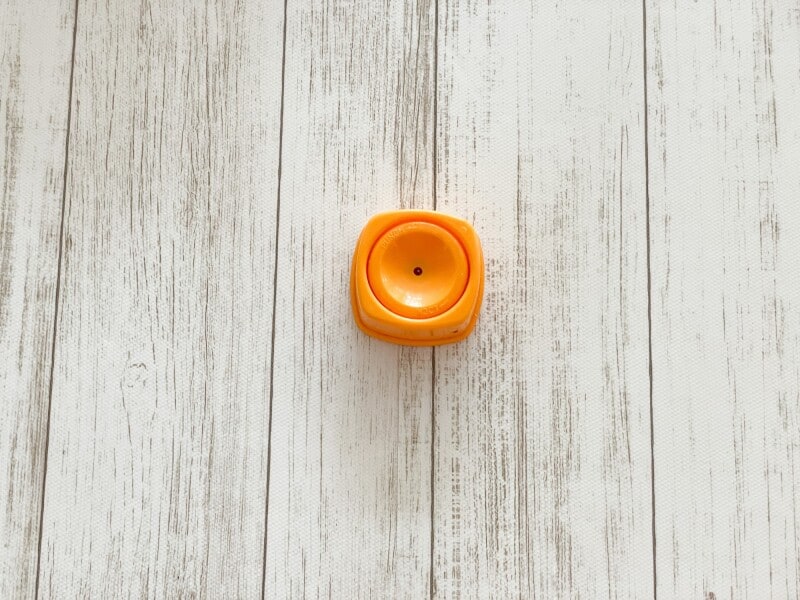 ダイソーの「卵の穴あけ器」