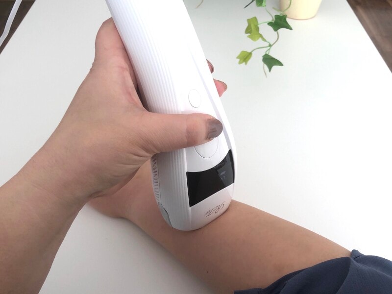 本体自体はストレートに近いため、垂直に当てる感じになります